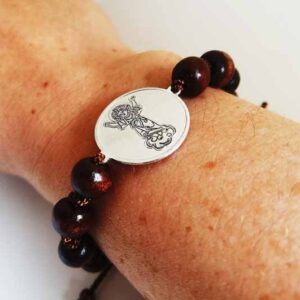 PULSERA MEDALLA  1,5 CM PLATA CON CUENTAS EN MADERA O SINTÉTICAS.