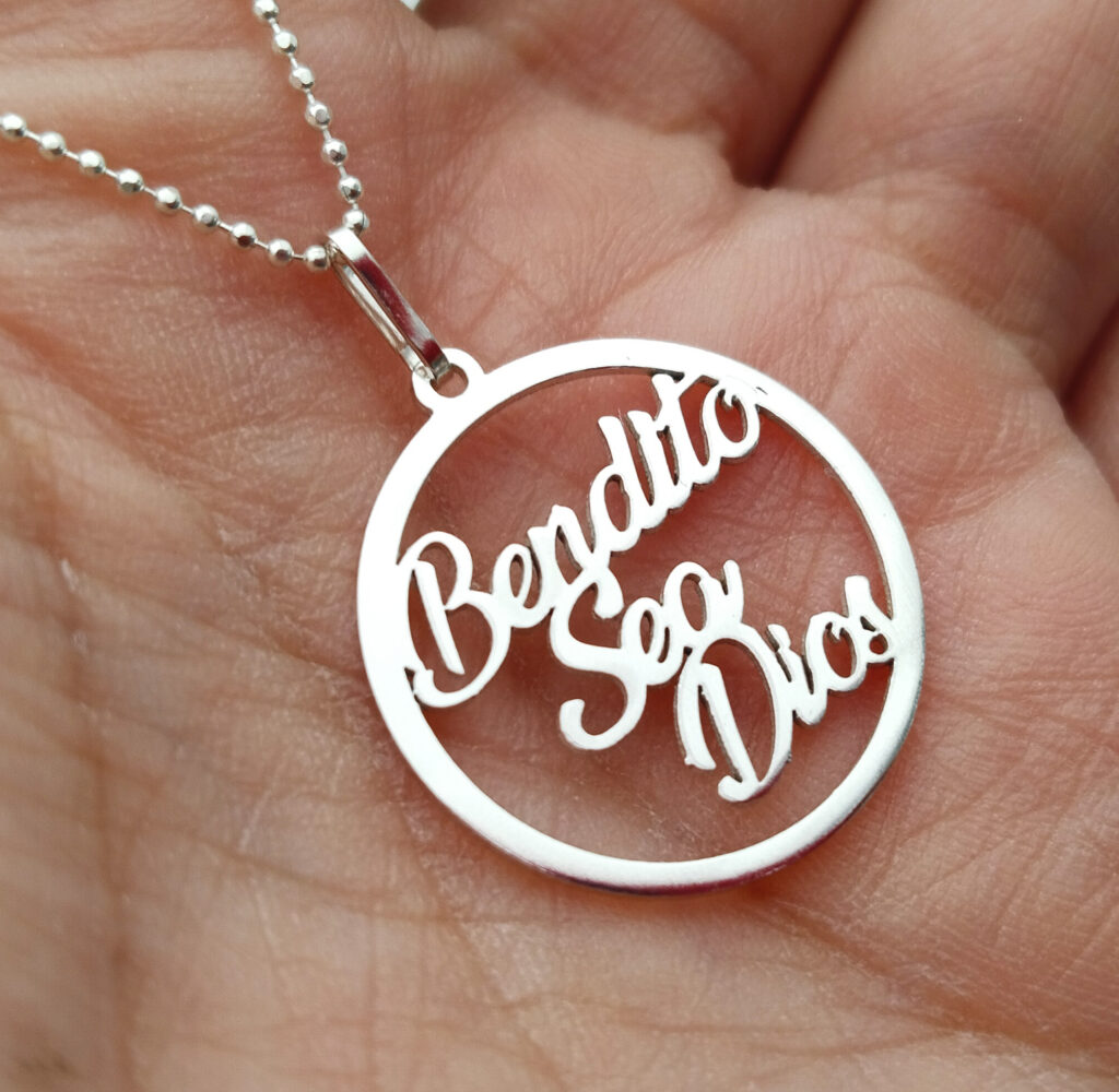 Bendito sea Dios. Nombre personalizado en plata 925