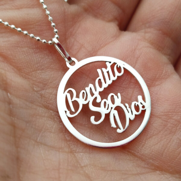 Bendito sea Dios. Nombre personalizado en plata 925